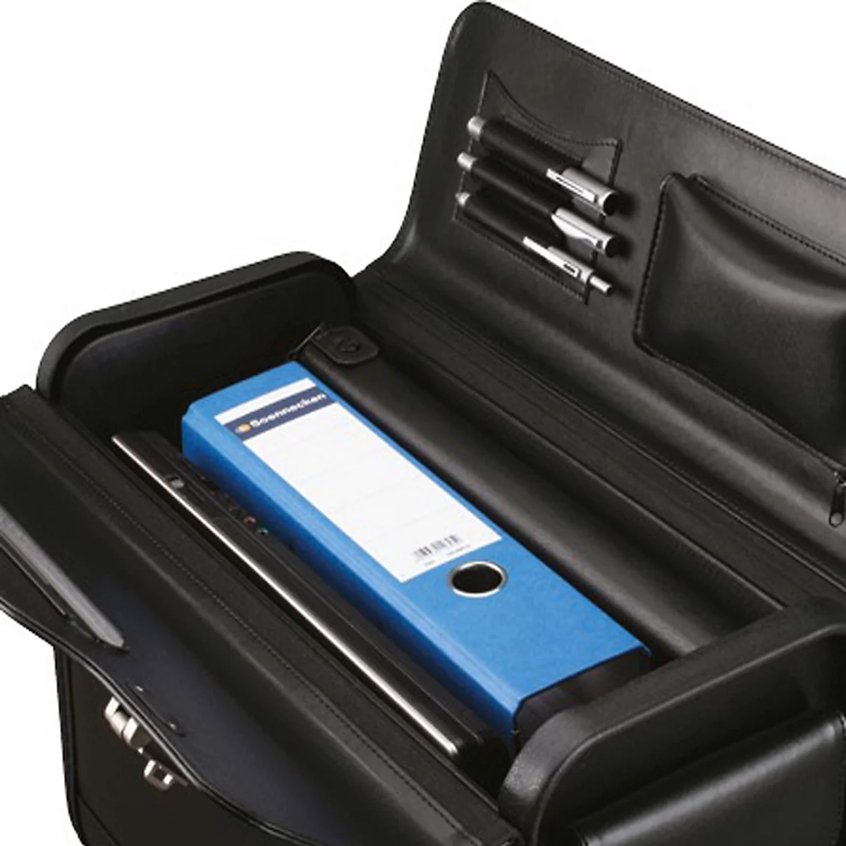Schwarze Aktentasche, innen mit blauem Ordner, Stiften und Laptop. Offen.