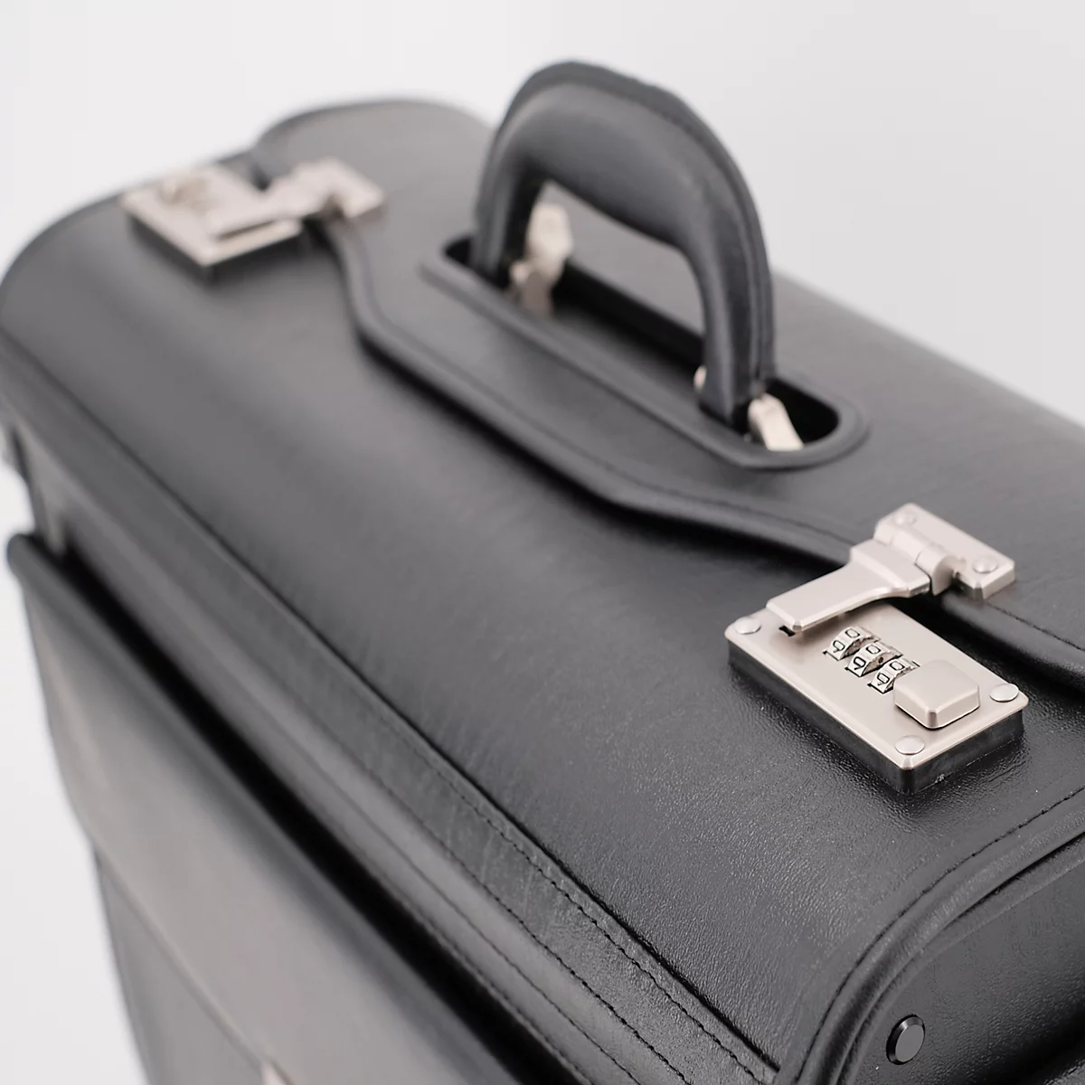 Schwarze Aktentasche, Detailaufnahme. Griff, Verschlüsse, und Nähte im Fokus.