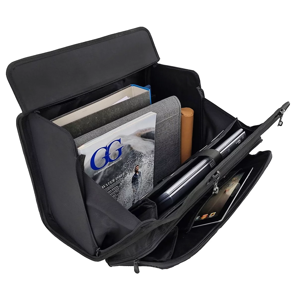 Schwarze Aktenmappe, offen. Innen Zeitschriften, Dokumente, Tablet und Stifte. Reißverschlüsse und Trageriemen.