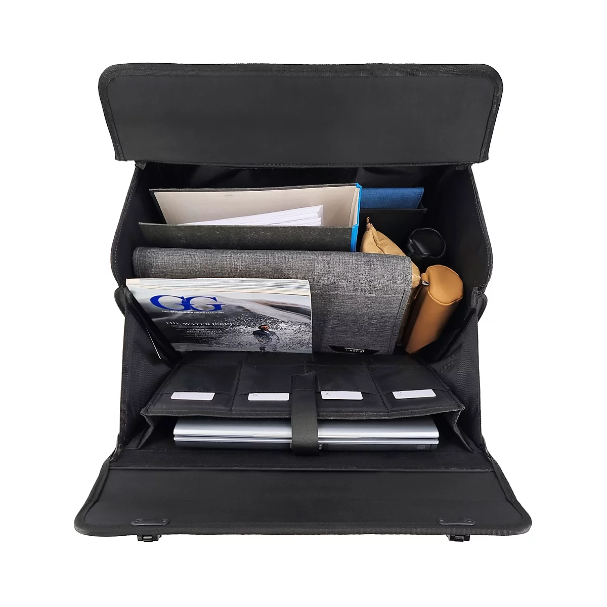 Offene schwarze Aktentasche mit Laptop, Magazin, Dokumenten und Accessoires.