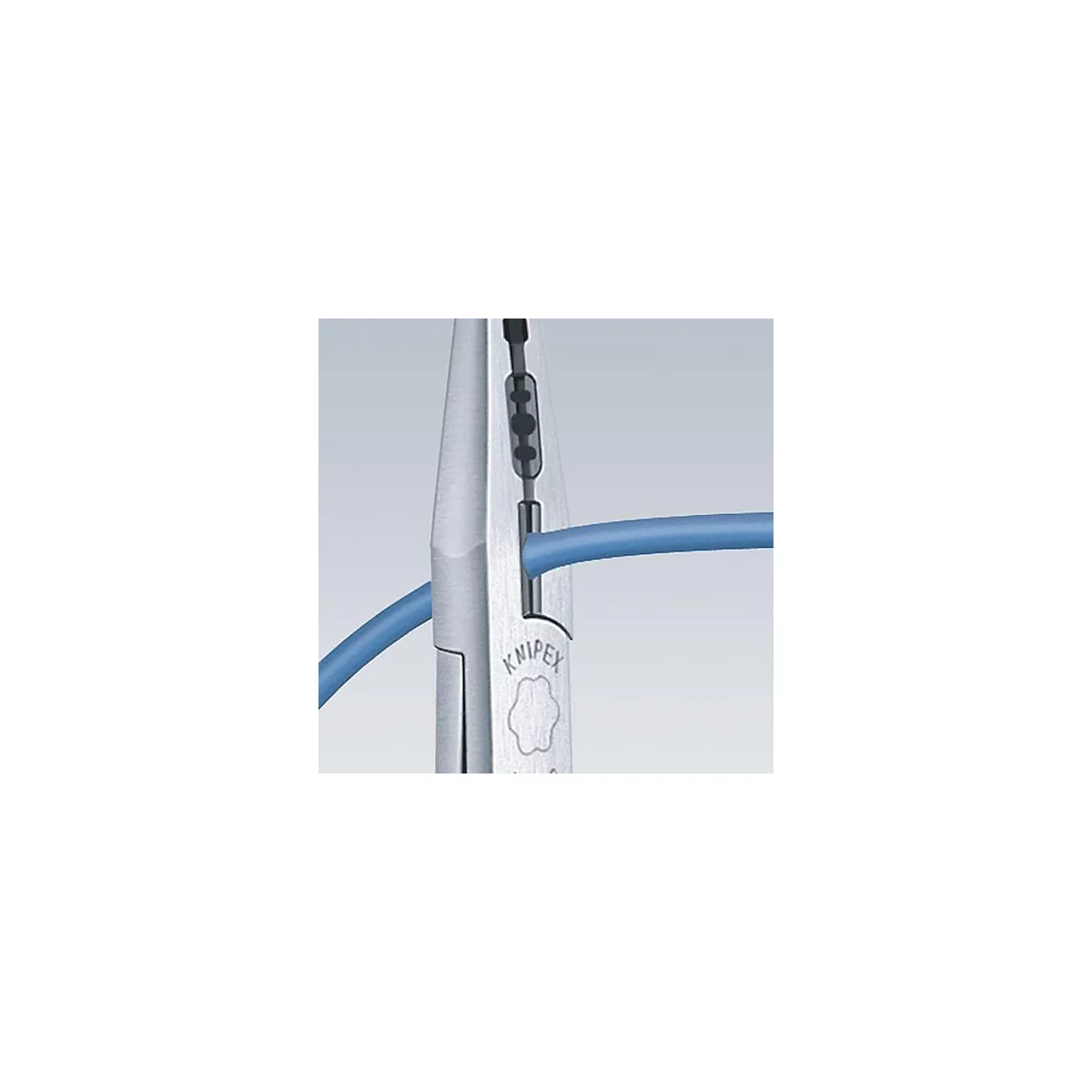 Gros plan d'une pince tenant un câble bleu. Le mot "KNIPEX" est visible sur la pince.