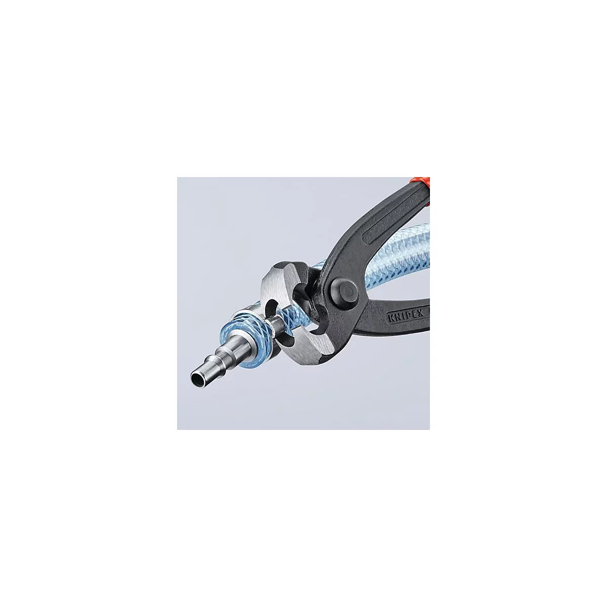 Gros plan sur une pince connectant un tuyau à un connecteur métallique. Le texte "KNIPEX" est visible sur la pince.