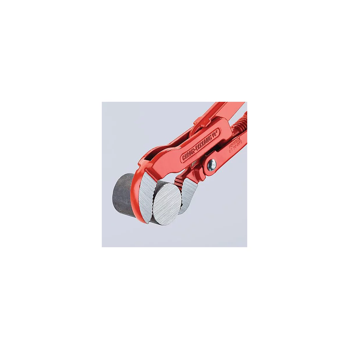 Une clé à molette rouge serre un tuyau métallique. "CHROM-VANADIUM" est écrit sur la clé.