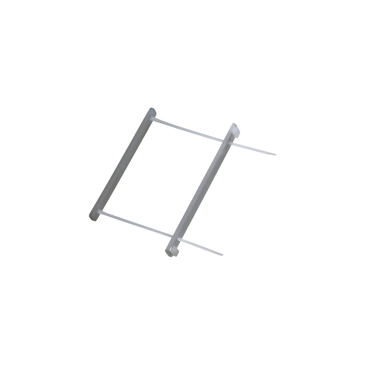 Tiras de plástico grises conectadas por bridas blancas forman una cuadrícula rectangular.