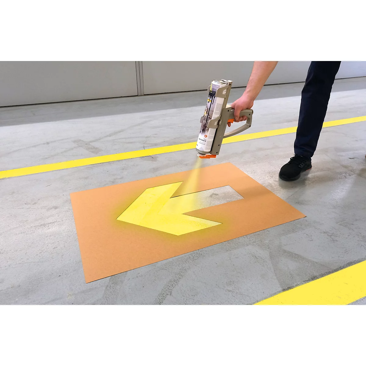 Pince grise avec des accents orange, une poignée et une gâchette. Au-dessus, deux supports.