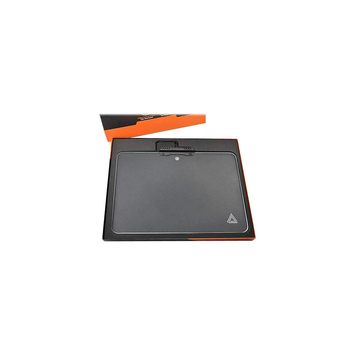 Schwarzes Gaming-Mauspad in einer Box. Mit Griff, Logo und LED-Beleuchtung.