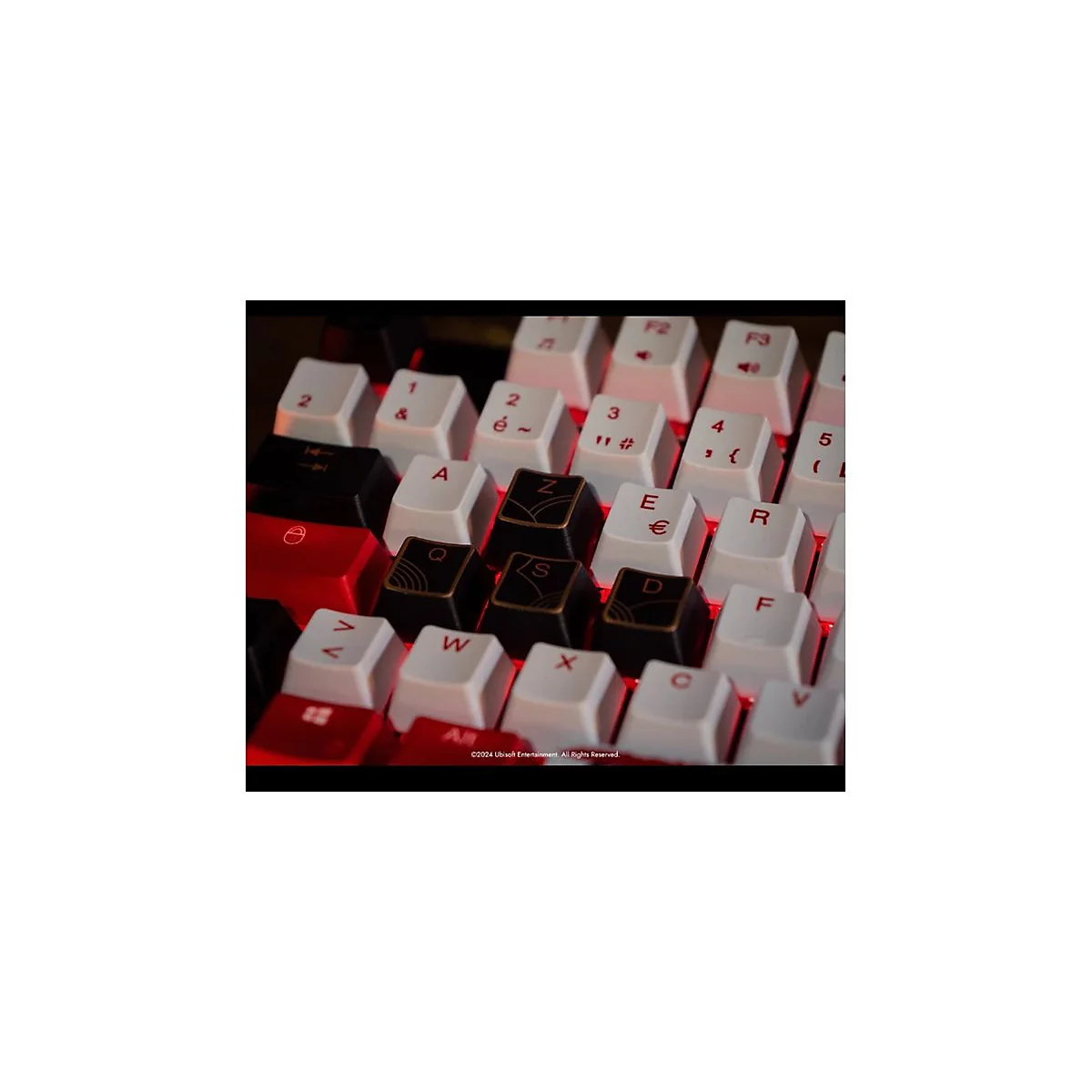 Nahaufnahme einer Gaming-Tastatur mit roten LED-Lichtern. Schwarze und weiße Tasten, mit Buchstaben und Sonderzeichen.