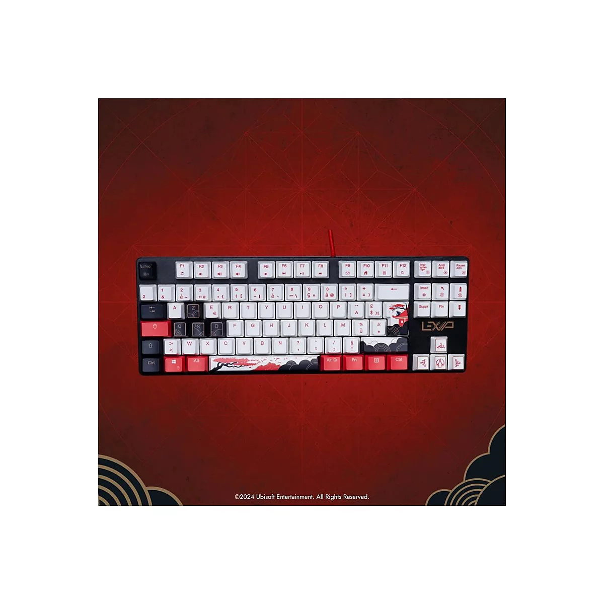 Schwarze mechanische Tastatur mit roten und weißen Akzenten. Japanisches Design auf den Tasten. Rotes Kabel. Schwarzer Hintergrund mit goldenen Elementen.