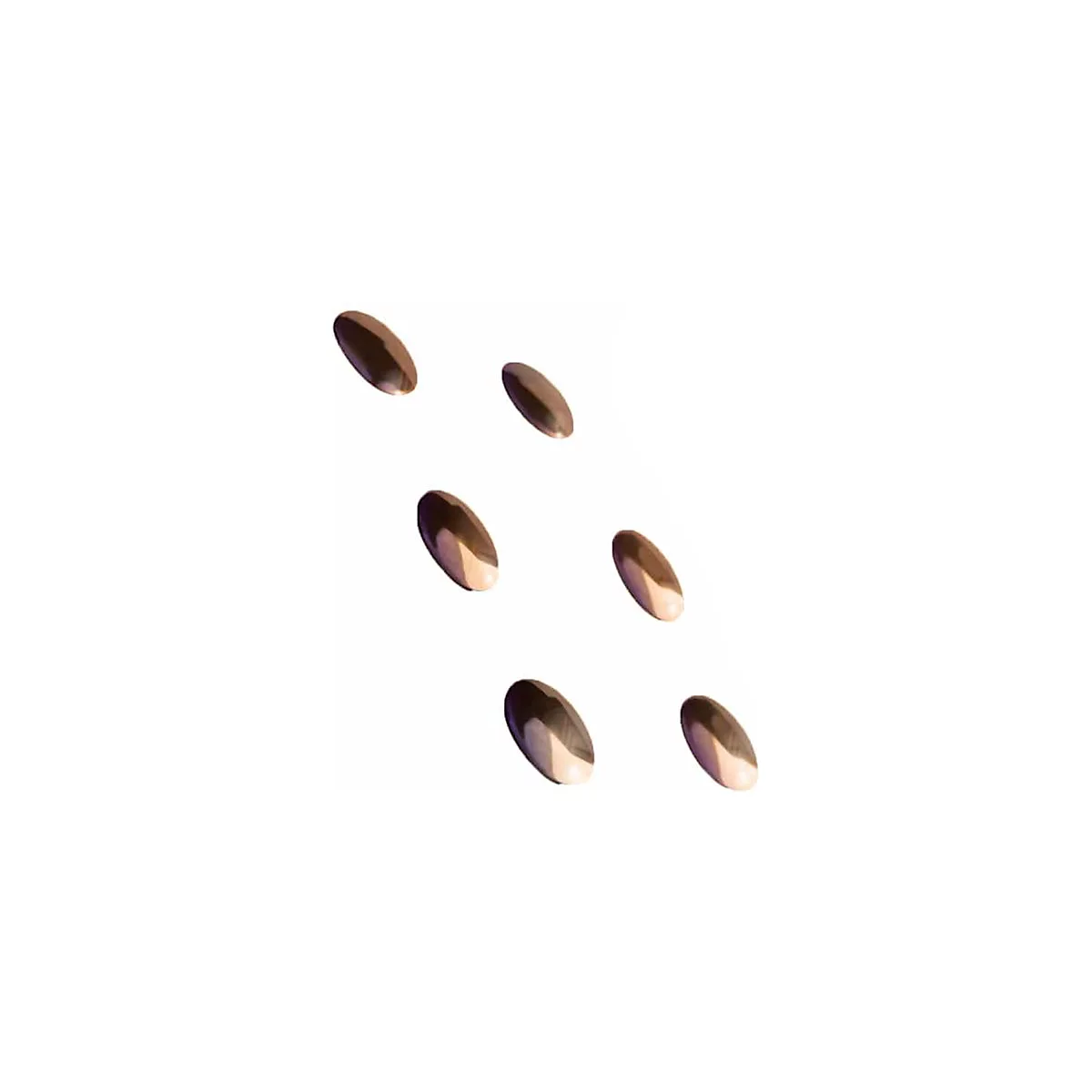 Sechs ovale, braun-beige Tabletten schweben vor weißem Hintergrund. Jede Pille hat eine glatte, glänzende Oberfläche.