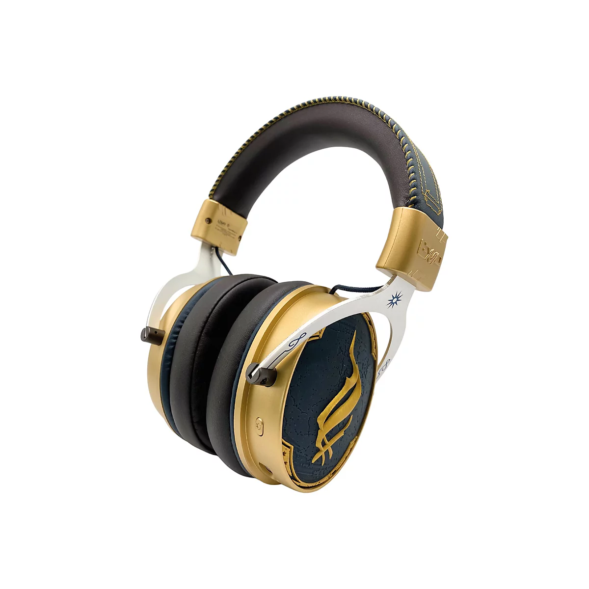 Draufsicht auf Kopfhörer in Gold und Blau mit einem Logo auf der Ohrmuschel, vor weißem Hintergrund.