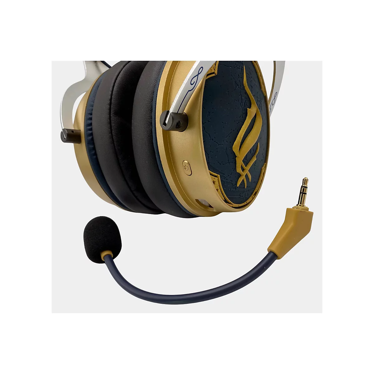 Nahaufnahme eines Gaming-Headsets mit Mikrofon. Goldene und dunkelblaue Elemente.