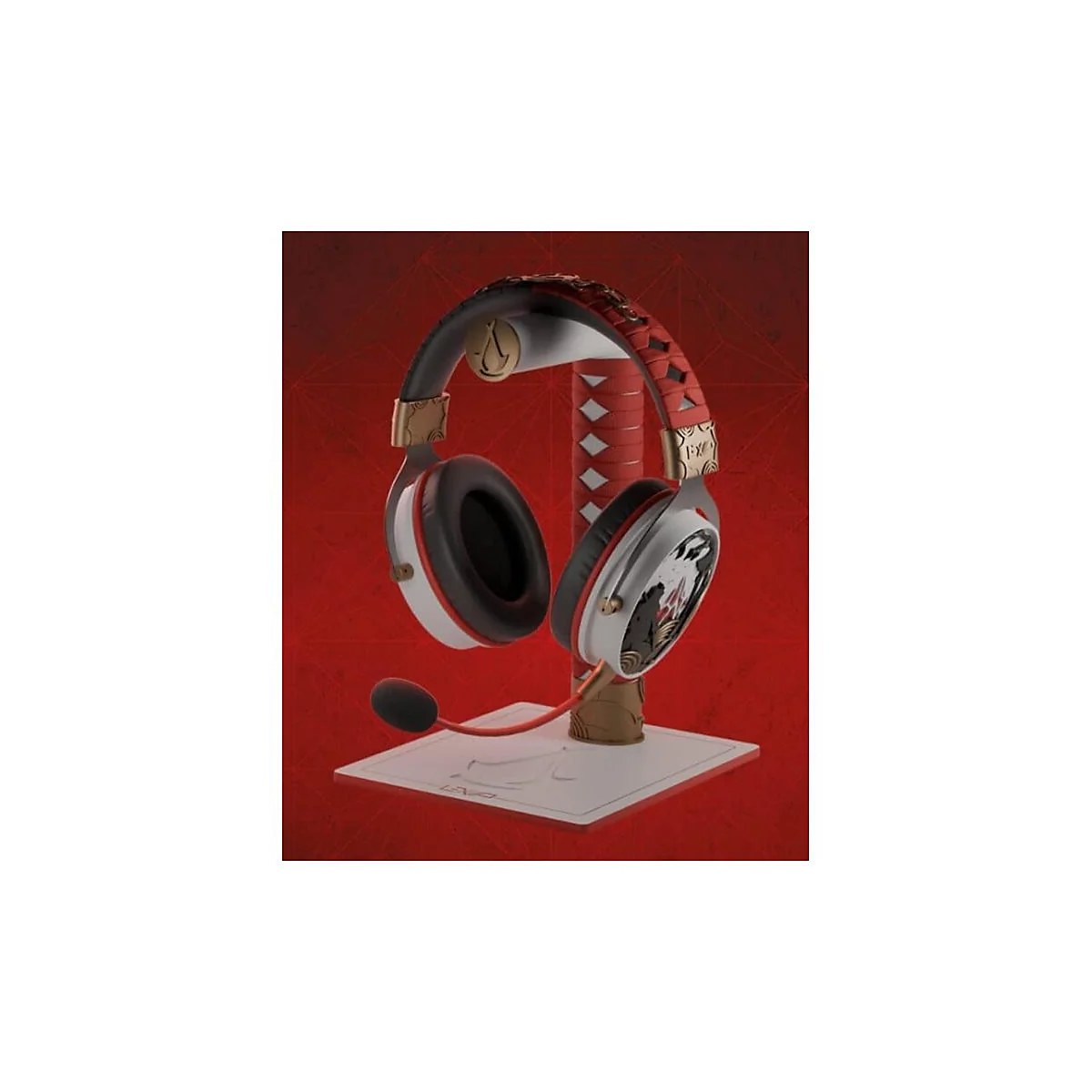 Casque de jeu rouge et blanc avec microphone, sur pied. Coussinets d'oreille noirs. Un dessin est sur les côtés du casque.