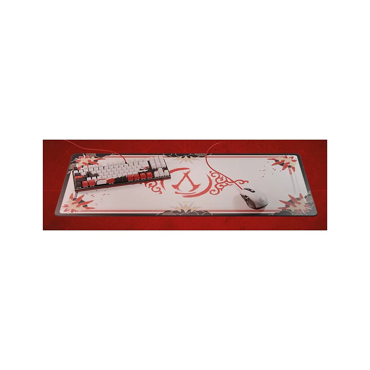 Großes Gaming-Mauspad im Assassin's Creed-Design mit Tastatur und Maus auf rotem Hintergrund.