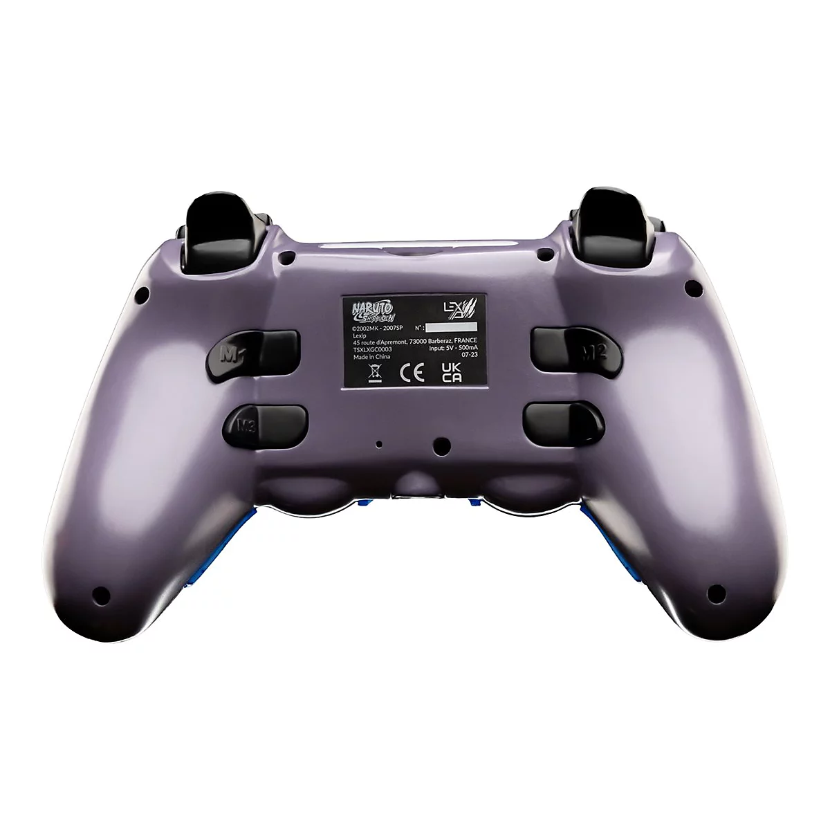 Vue arrière d'une manette de jeu violette avec des boutons noirs et des impressions, dont le logo Naruto Shippuden.