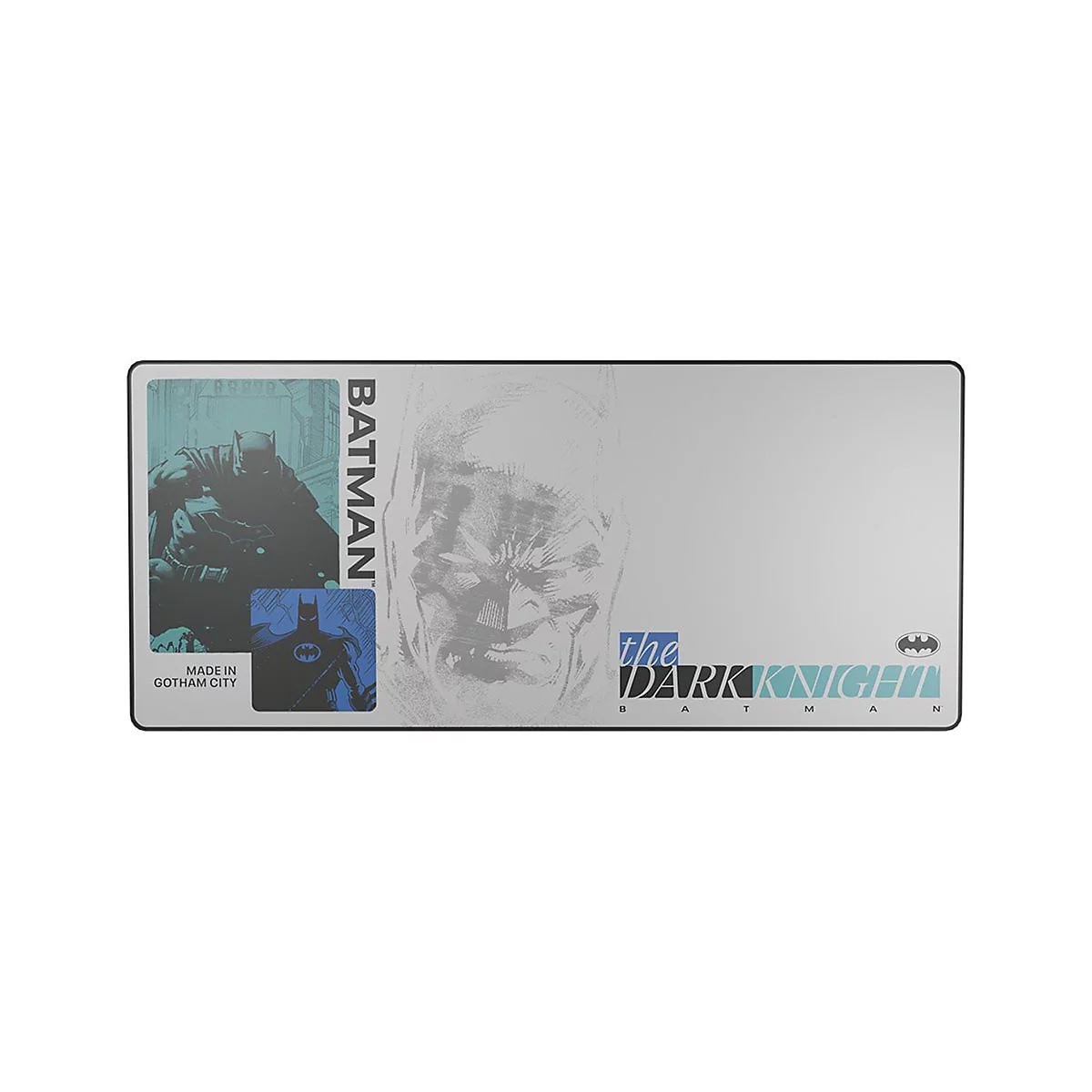 Tapis de bureau rectangulaire Batman : logo Batman, inscription "The Dark Knight". Scène de Gotham City, fond gris.
