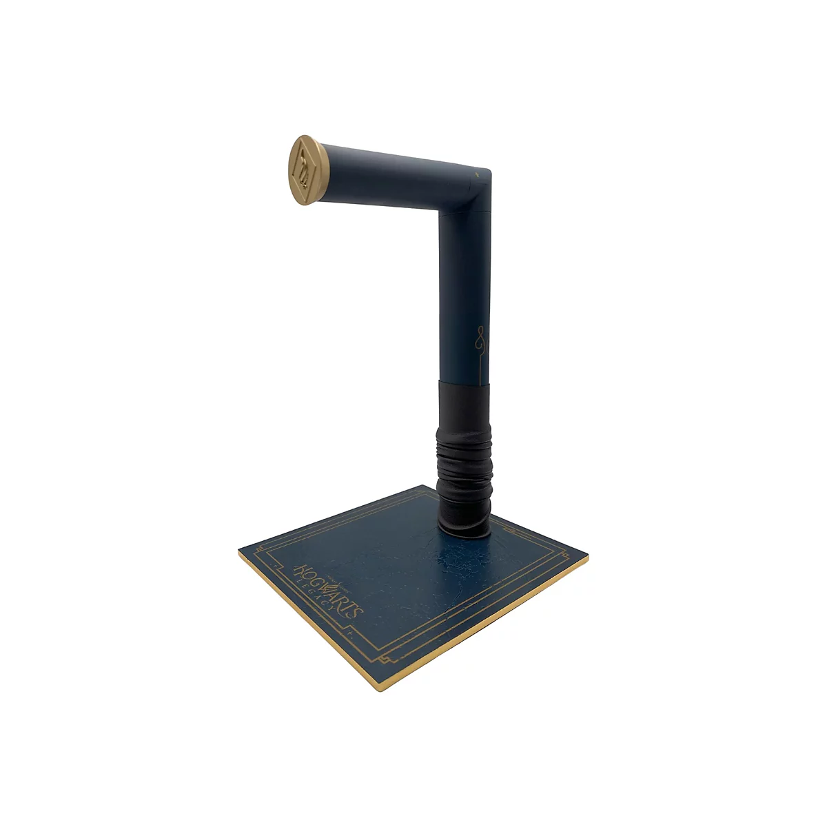 Un produit Hogwarts bleu foncé. Sur une base carrée bleu foncé avec une bordure dorée se trouve un bras courbé. Au sommet se trouve un cercle doré avec un symbole.