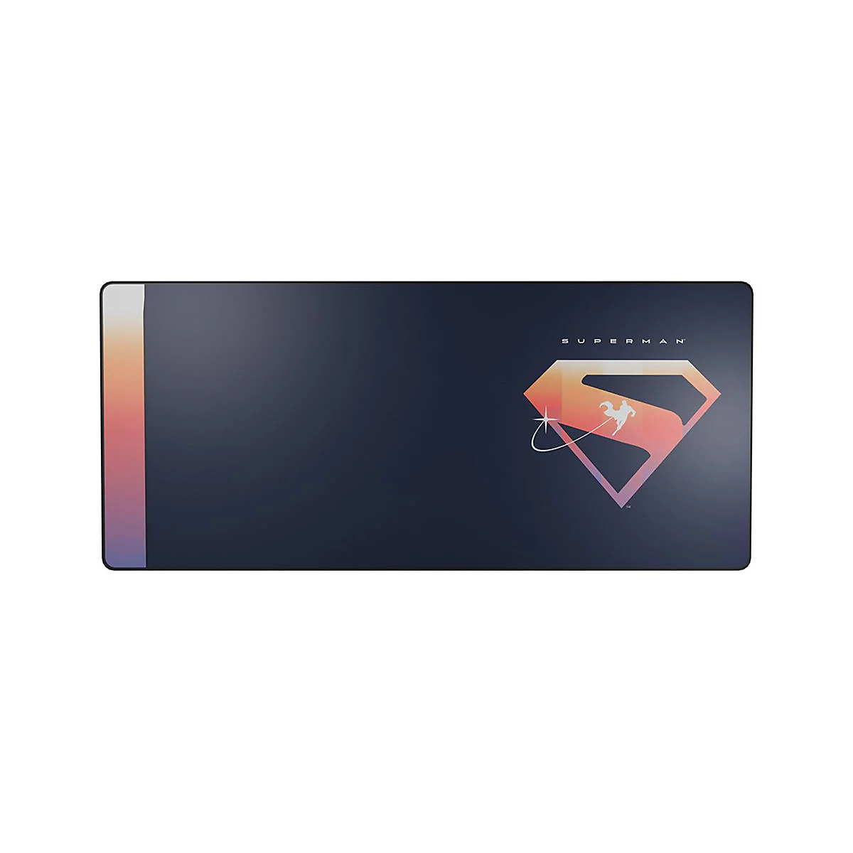 Tapis de souris rectangulaire bleu foncé avec le logo Superman. Bouclier Superman à droite dans les tons roses et orange. Le mot 'SUPERMAN' est écrit au-dessus.