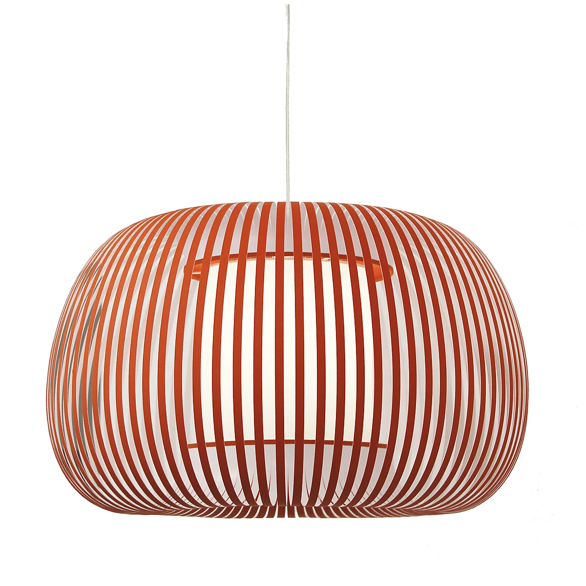 Suspension en lattes de bois couleur rouille, design ovale, intérieur blanc, sur câble fin. Fournissant de la lumière.