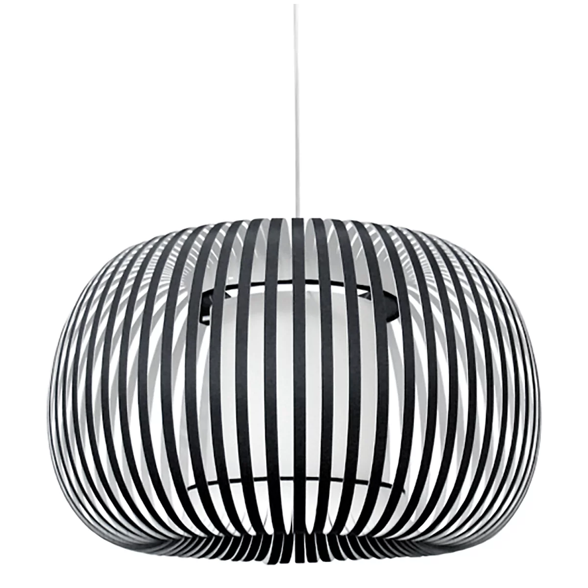 Lampe suspendue avec un design à lattes verticales noires et un intérieur blanc. Elle est suspendue à un fin câble.