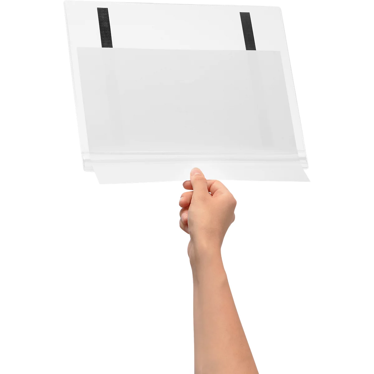 Eine Hand hält ein transparentes Dokument in der Hand. Zwei schwarze Magnete oben fixieren das Dokument.