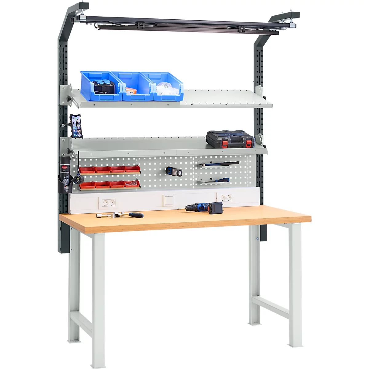 Établi avec étagères et outils. Boîtes en plastique bleues, boîtes à outils rouges et un tournevis sont prêts.