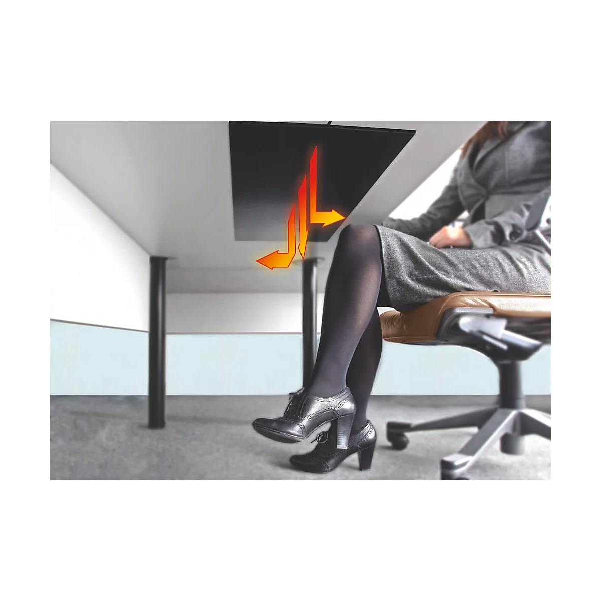 Une femme est assise à un bureau, les pieds sur le sol. Sous la table : chauffage avec des flèches indiquant la chaleur.