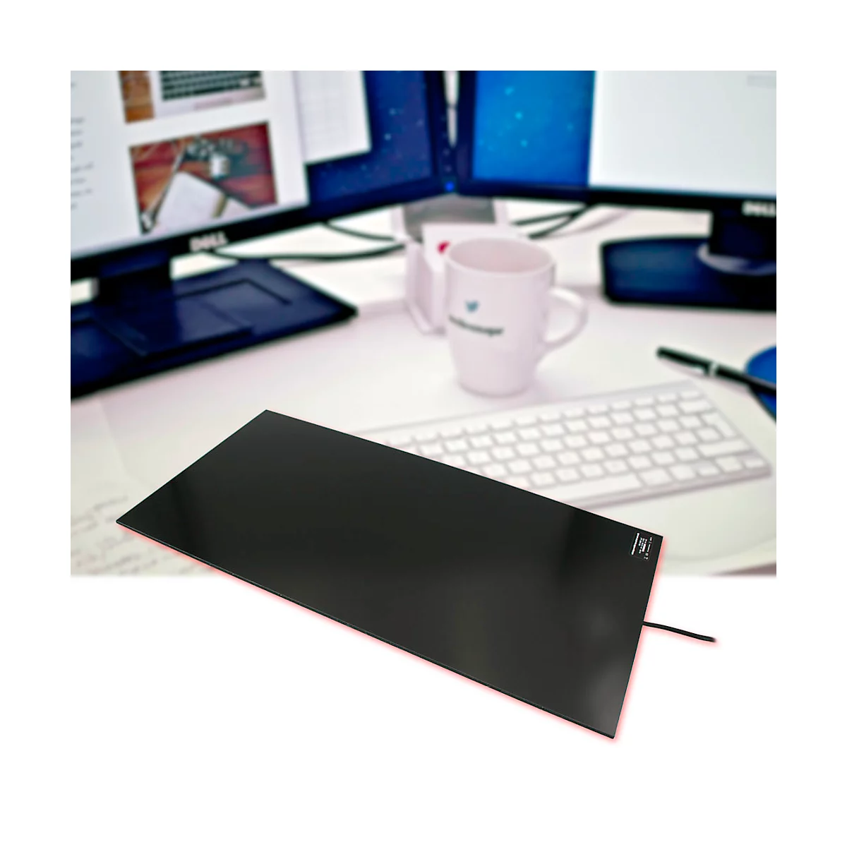 Tapis de souris noir sur le bureau, bord rose, derrière le clavier, tasse, moniteurs.