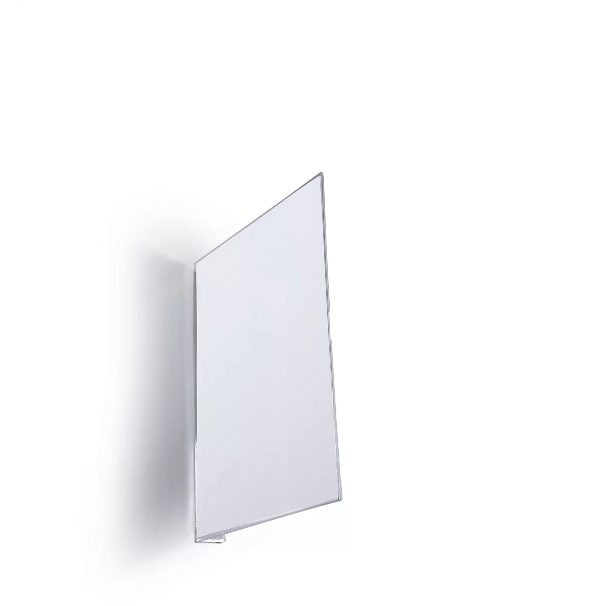 Présentoir transparent sur mur blanc, légèrement incliné. Forme rectangulaire, petite saillie en bas.