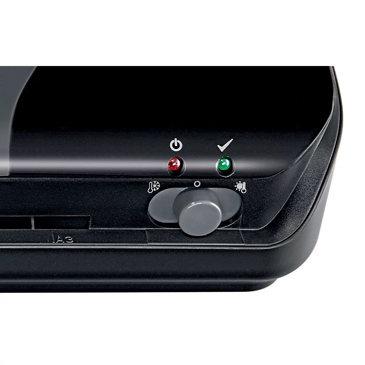 Gros plan d'une machine noire avec panneau de commande. Voyants rouge et vert, bouton rotatif.