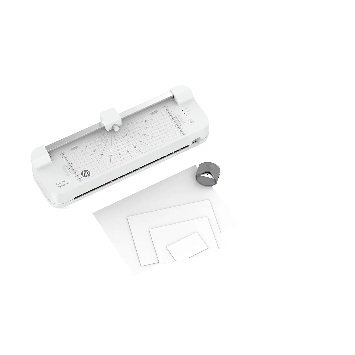 Cutter blanc avec feuilles de papier et une pièce rotative grise sur fond blanc.