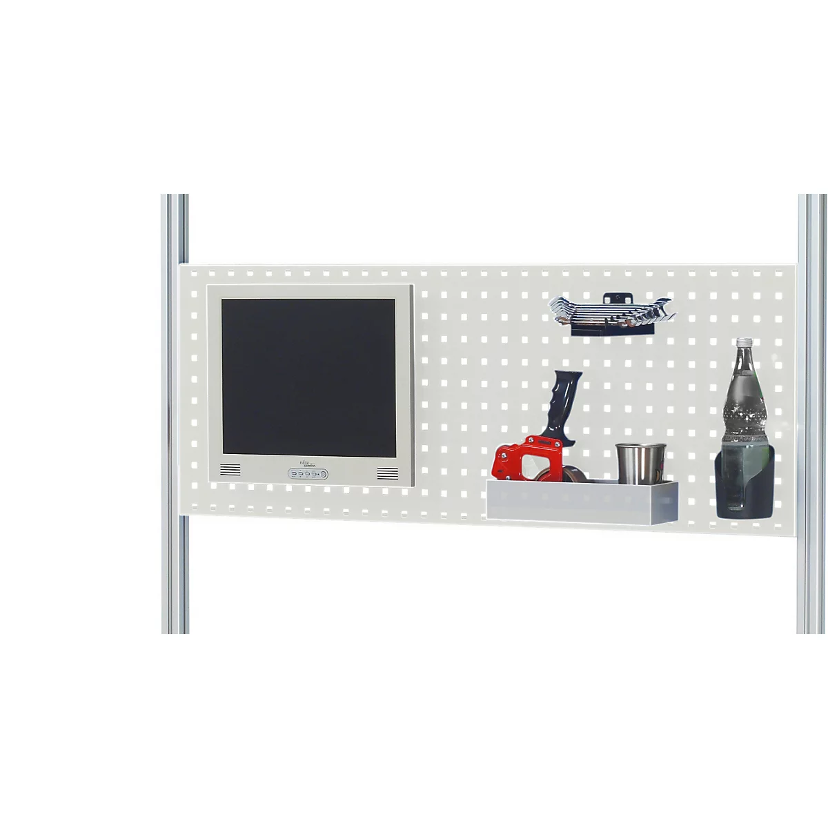 Un cadre métallique gris avec une planche à clous. Outils, moniteur et accessoires sont présentés sur le mur.