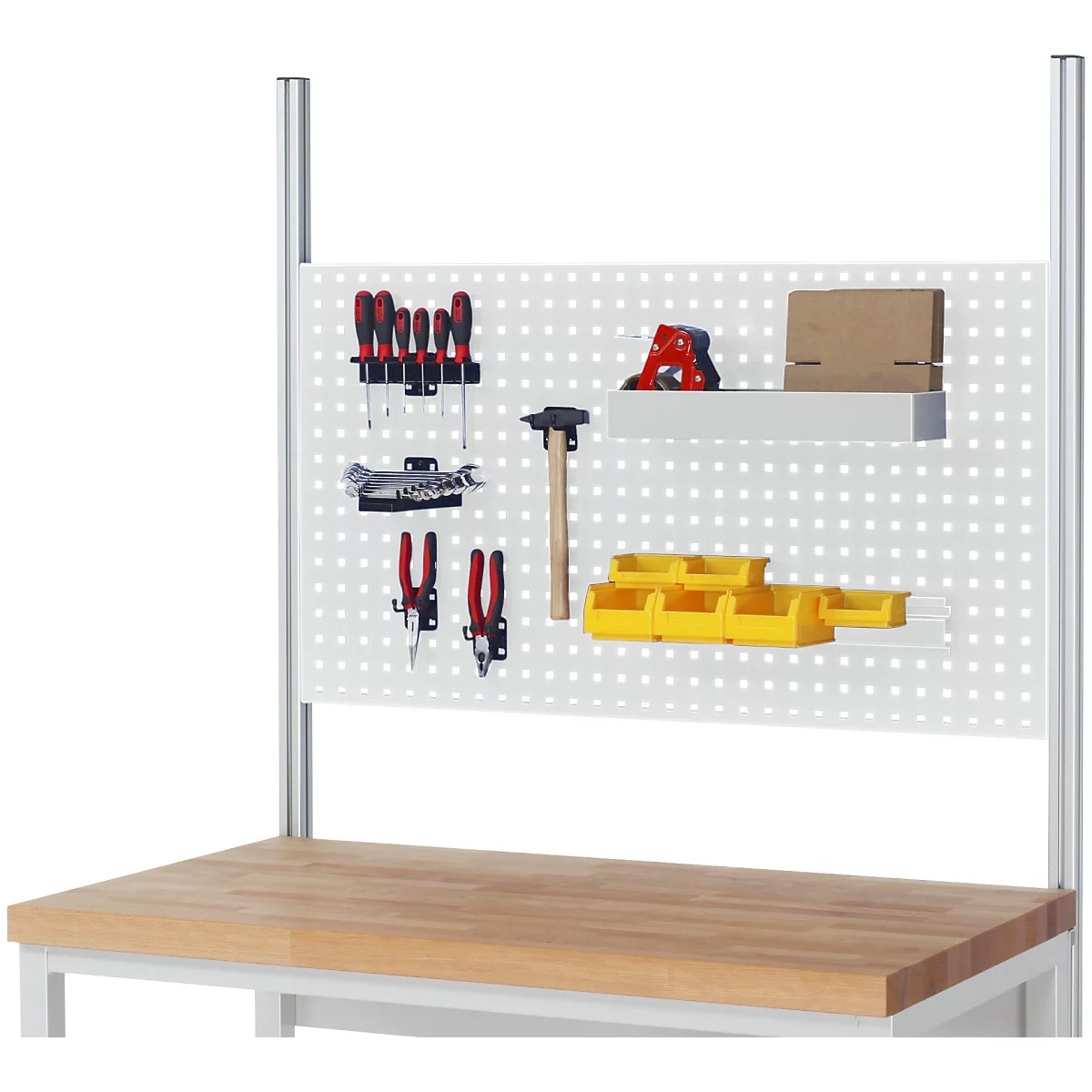 Établi avec panneau perforé et outils tels que tournevis, pinces, marteau et conteneurs.