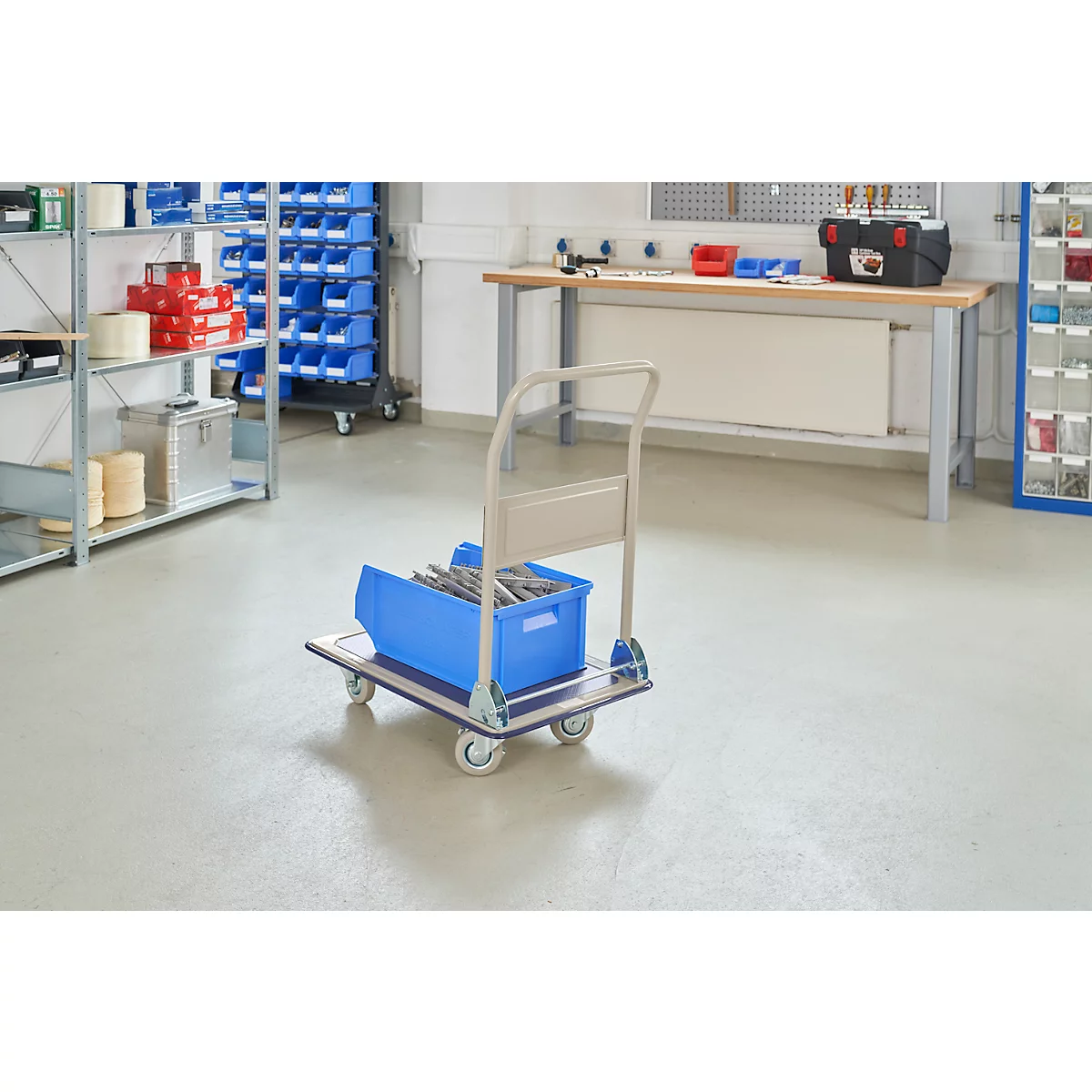 Platformwagen, 90° inklapbare duwbeugel, met rem, tot 150 kg, L 740 x B 480 x H 860 mm, staal, grijs