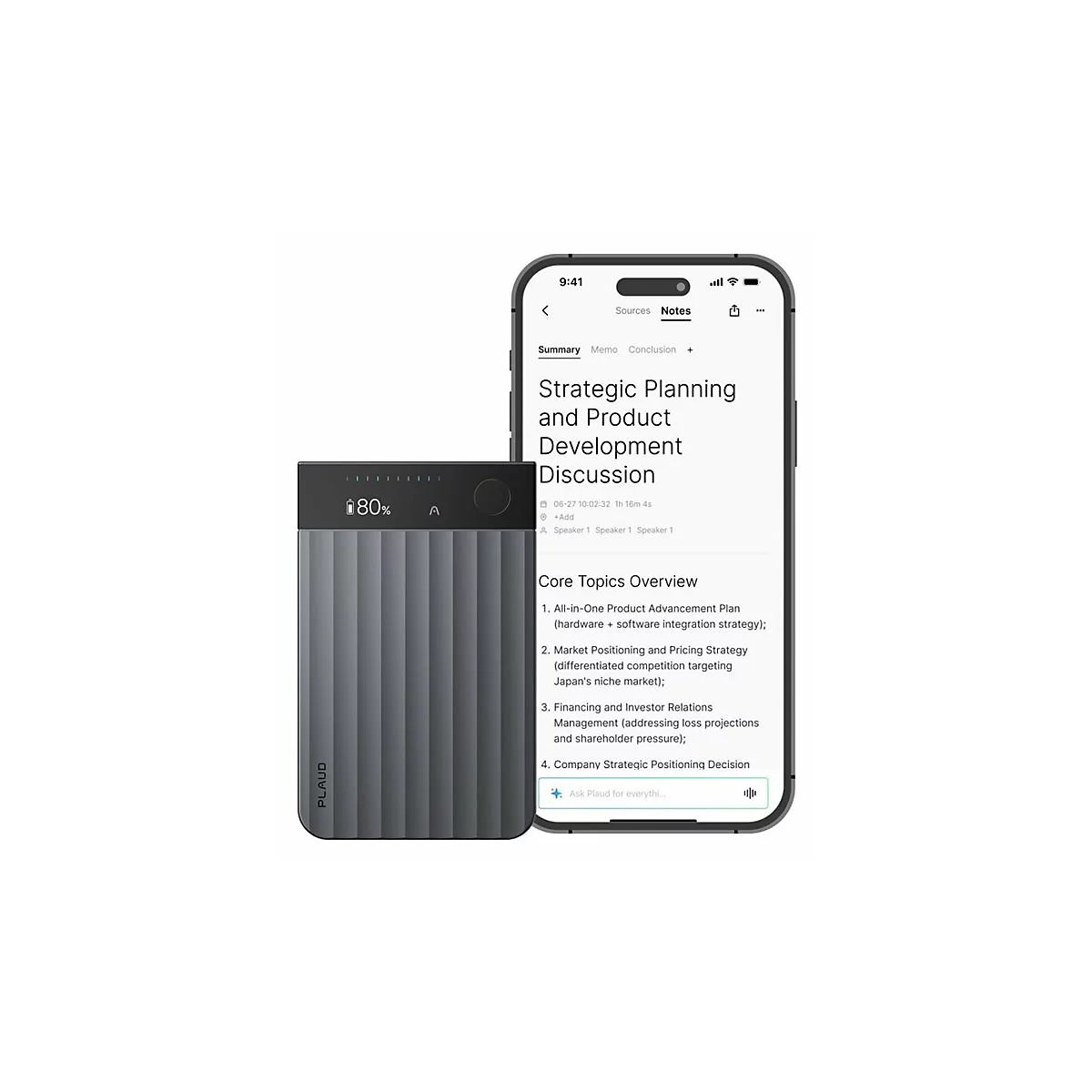 Ein Plaud Diktiergerät neben einem Smartphone, das eine Notiz-App mit einer Zusammenfassung anzeigt.