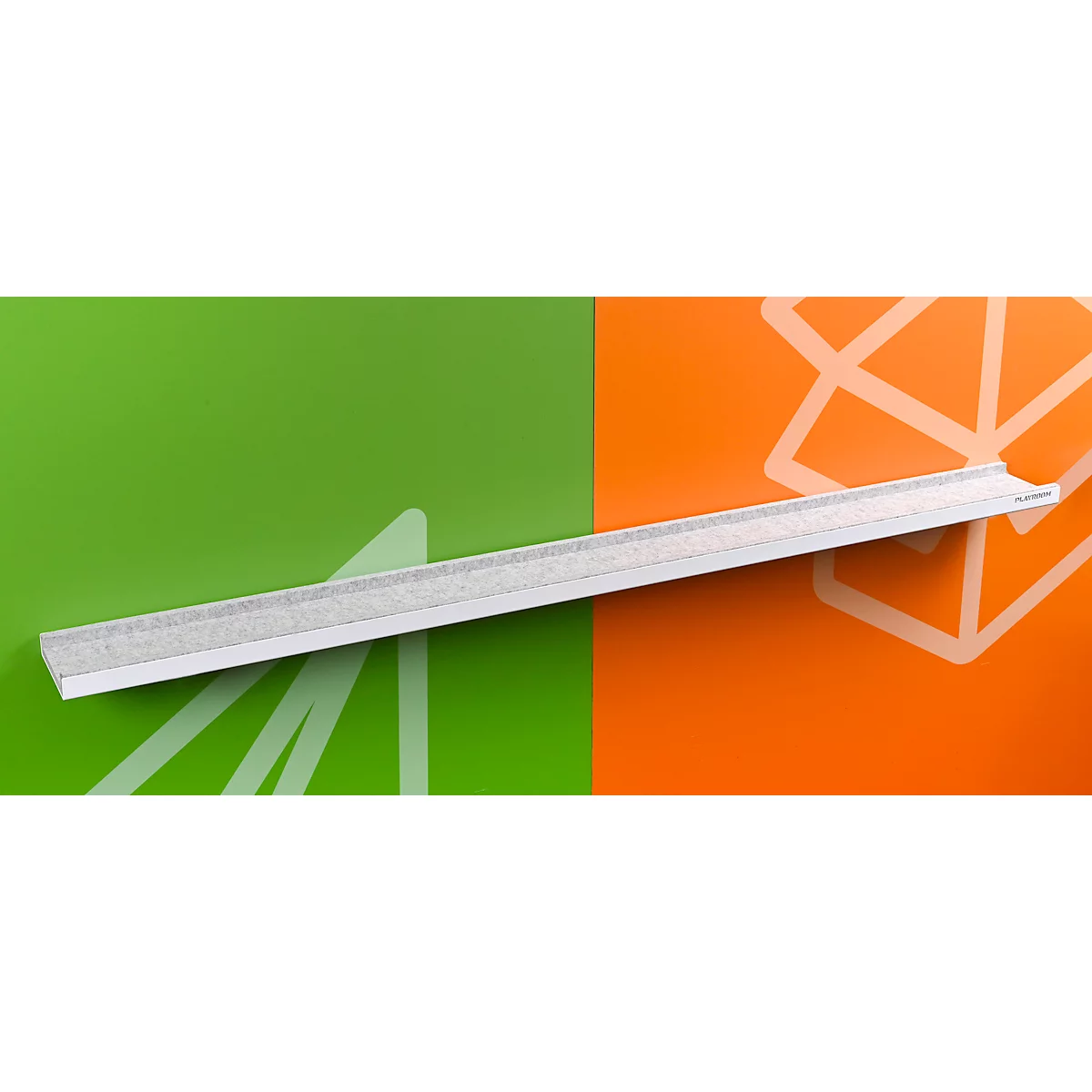 Witte liniaal diagonaal voor een groen-oranje achtergrond. Maateenheden zijn herkenbaar op de liniaal.