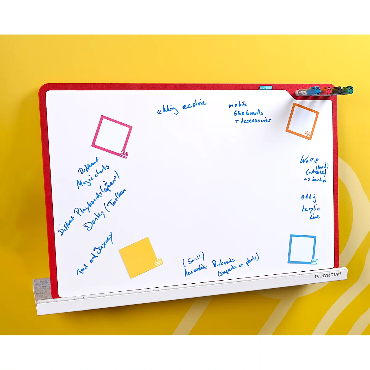 Wit whiteboard met rode rand, tekst in blauwe inkt, plaknotities in verschillende kleuren en pennen.