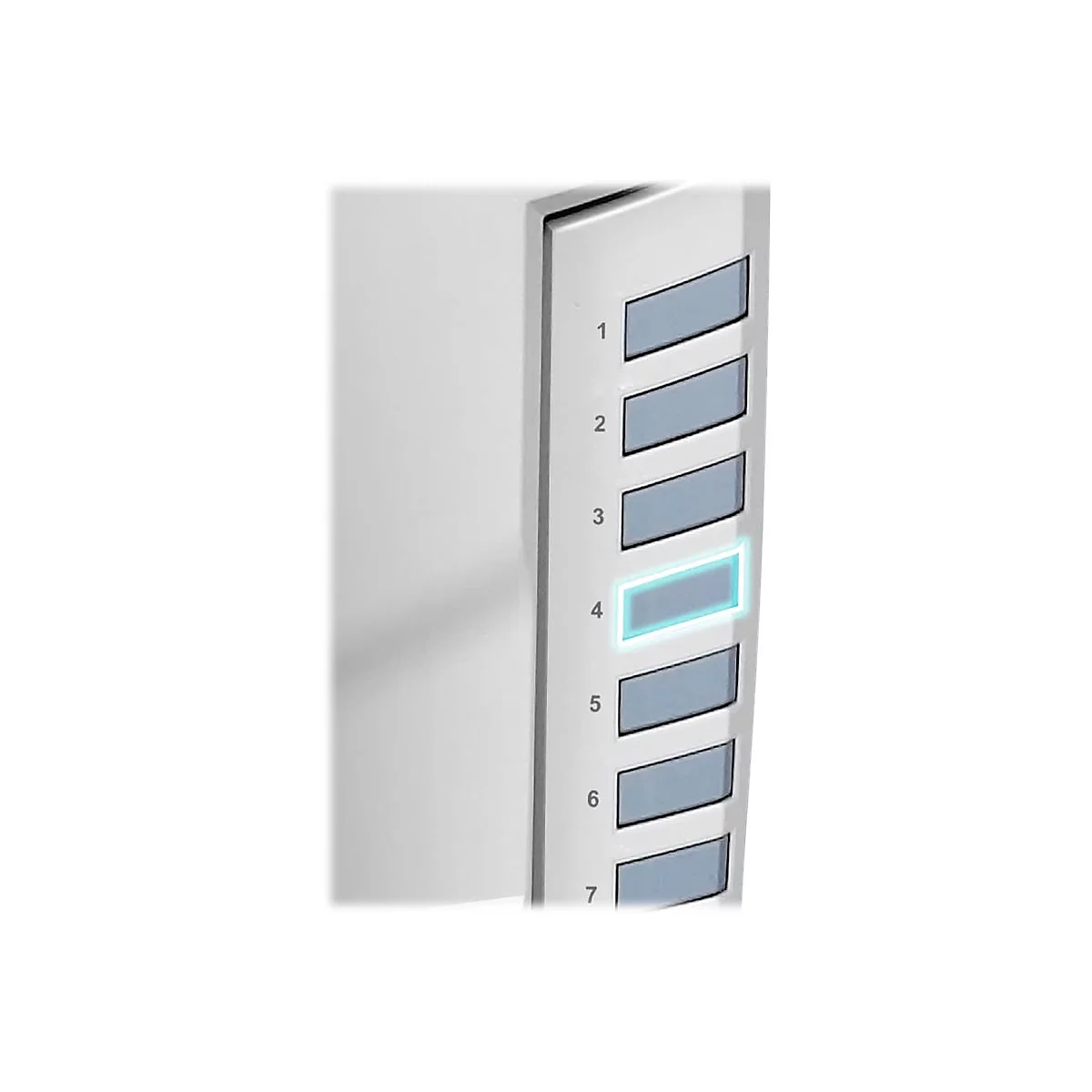 Nahaufnahme einer weißen Bedienkonsole mit sieben blauen Tasten. Die vierte Taste leuchtet blau.