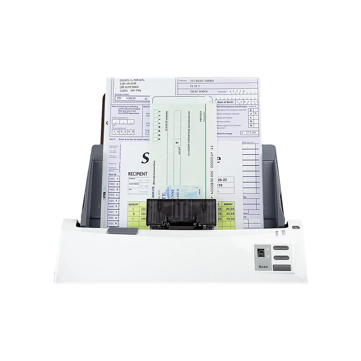 Ein weißer Dokumentenscanner mit eingelegten Dokumenten. Der Scanner zeigt Dokumente mit Text und Zahlen an. Auf dem Scanner befindet sich ein Scan-Knopf.