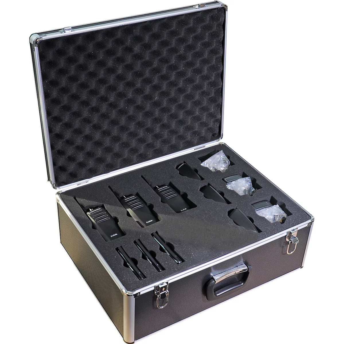 Zwarte koffer met walkietalkies, accessoires en schuimvulling.