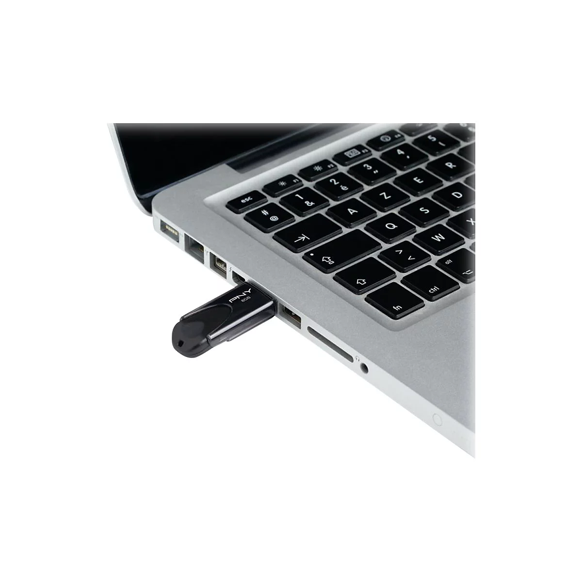 Ein schwarzer USB-Stick steckt in einem silbernen Laptop. Auf dem Stick ist ein Markenname zu sehen.