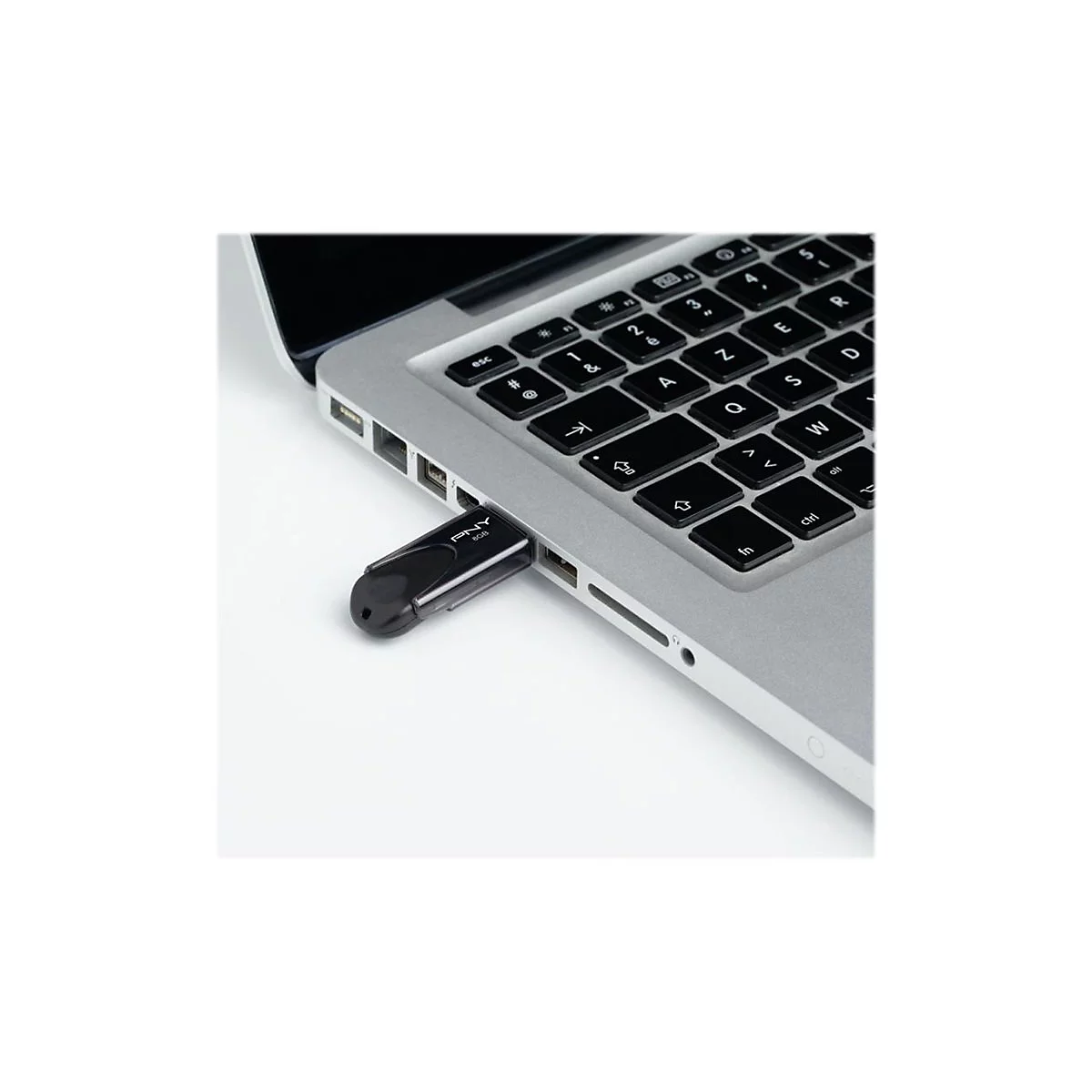 Schwarzer USB-Stick steckt in einem silbernen Laptop. Der Stick trÃ¤gt die Aufschrift PREY.