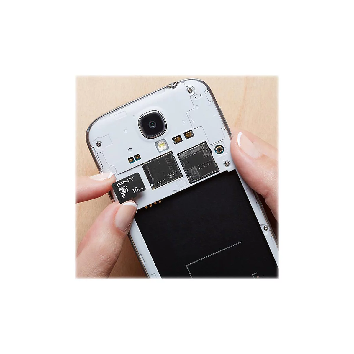 Hand hÃ¤lt SD-Karte, bereit zum Einsetzen in ein Smartphone. Auf der Karte steht 'PNY 16'.