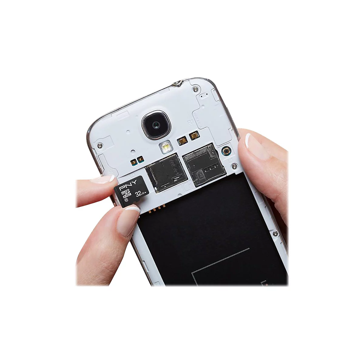 Person steckt SD-Karte in ein Handy. Karte mit PNY 32GB Beschriftung.