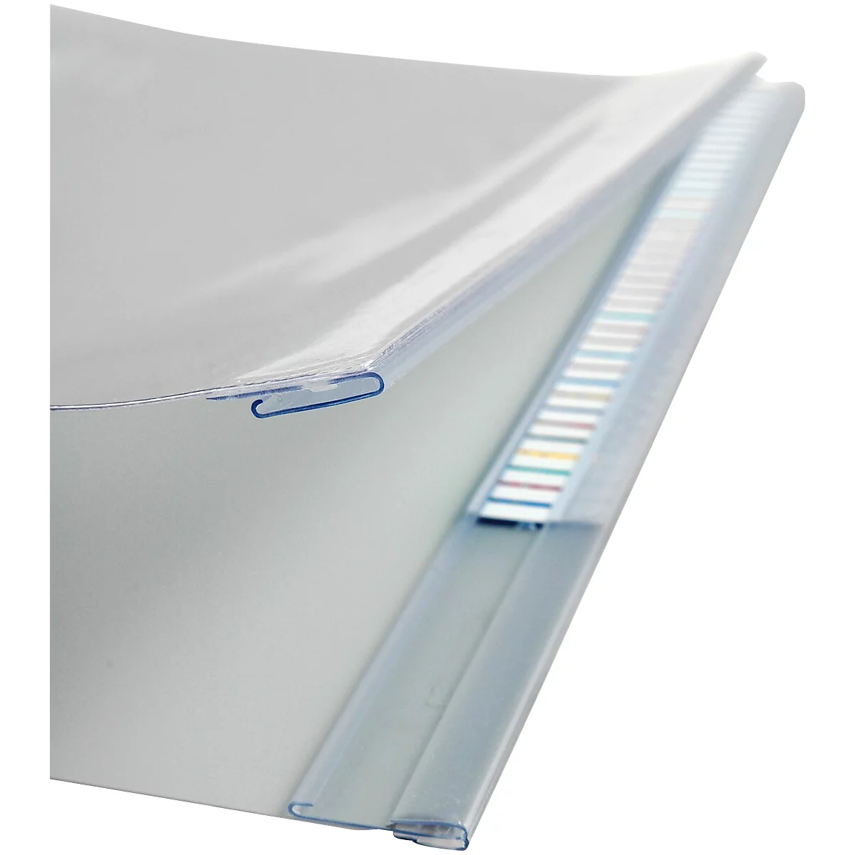 Gros plan d'un classeur transparent avec une pince bleue et des feuilles colorées.