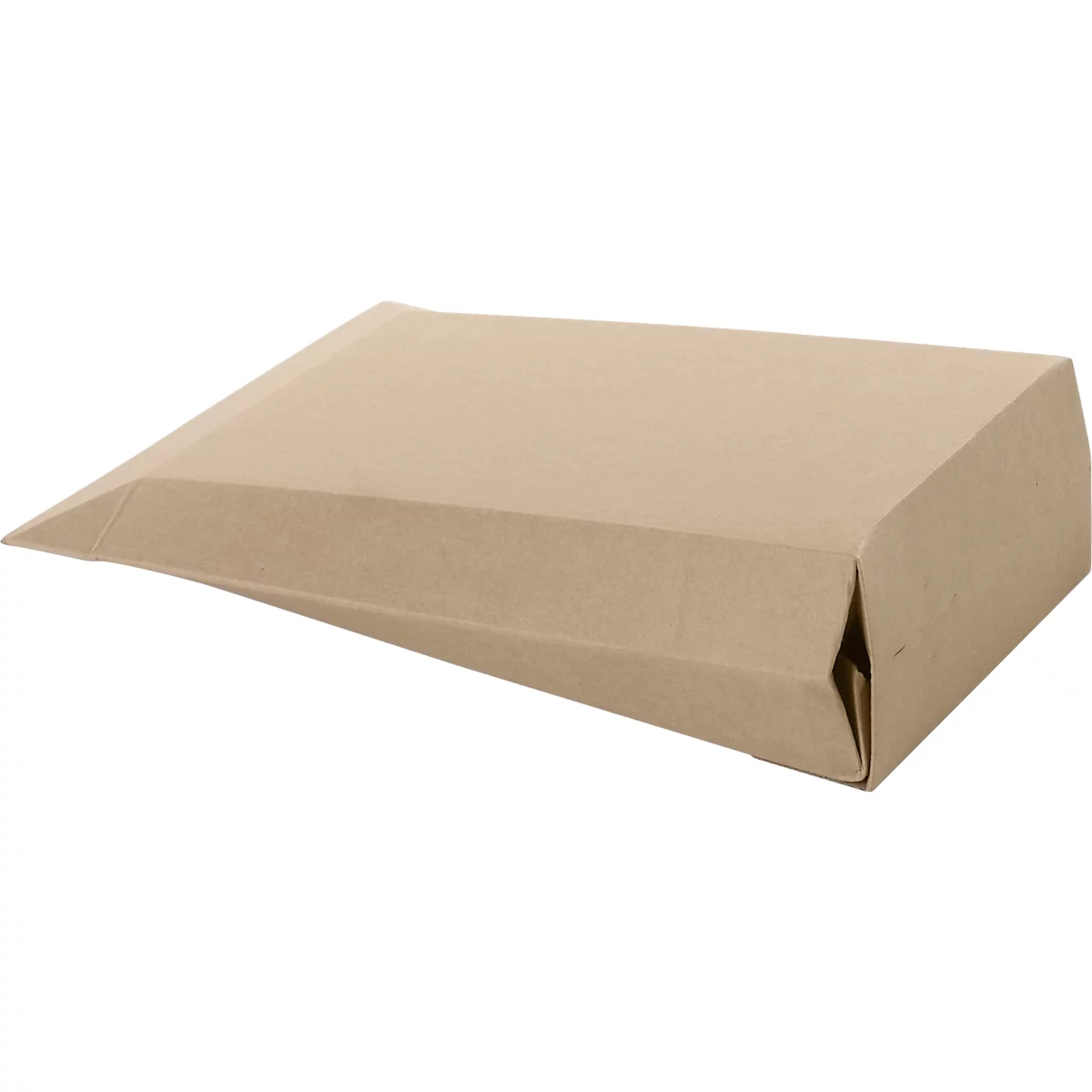 Une personne montre une enveloppe d'expédition brune du doigt. Il y a du texte sur l'enveloppe.