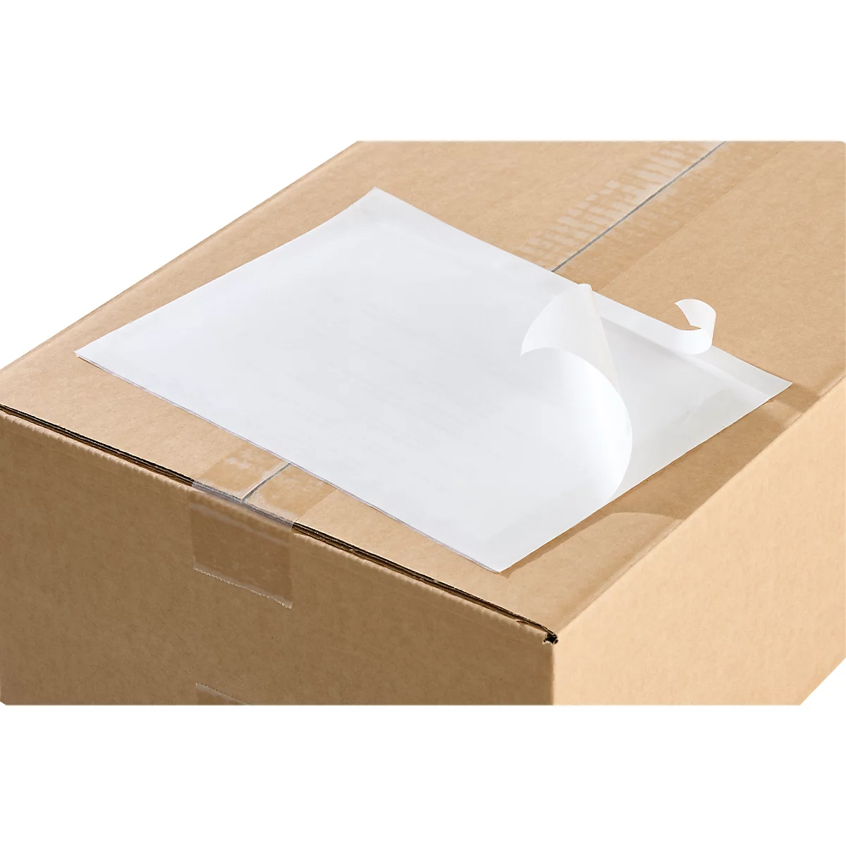 Carton marron avec une pochette porte-documents blanche autocollante, dont le film de protection est partiellement décollé.