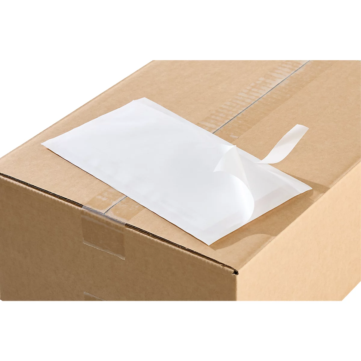 Boîte en carton brun avec une pochette porte-documents blanche collée, dont la bande de protection est partiellement retirée.