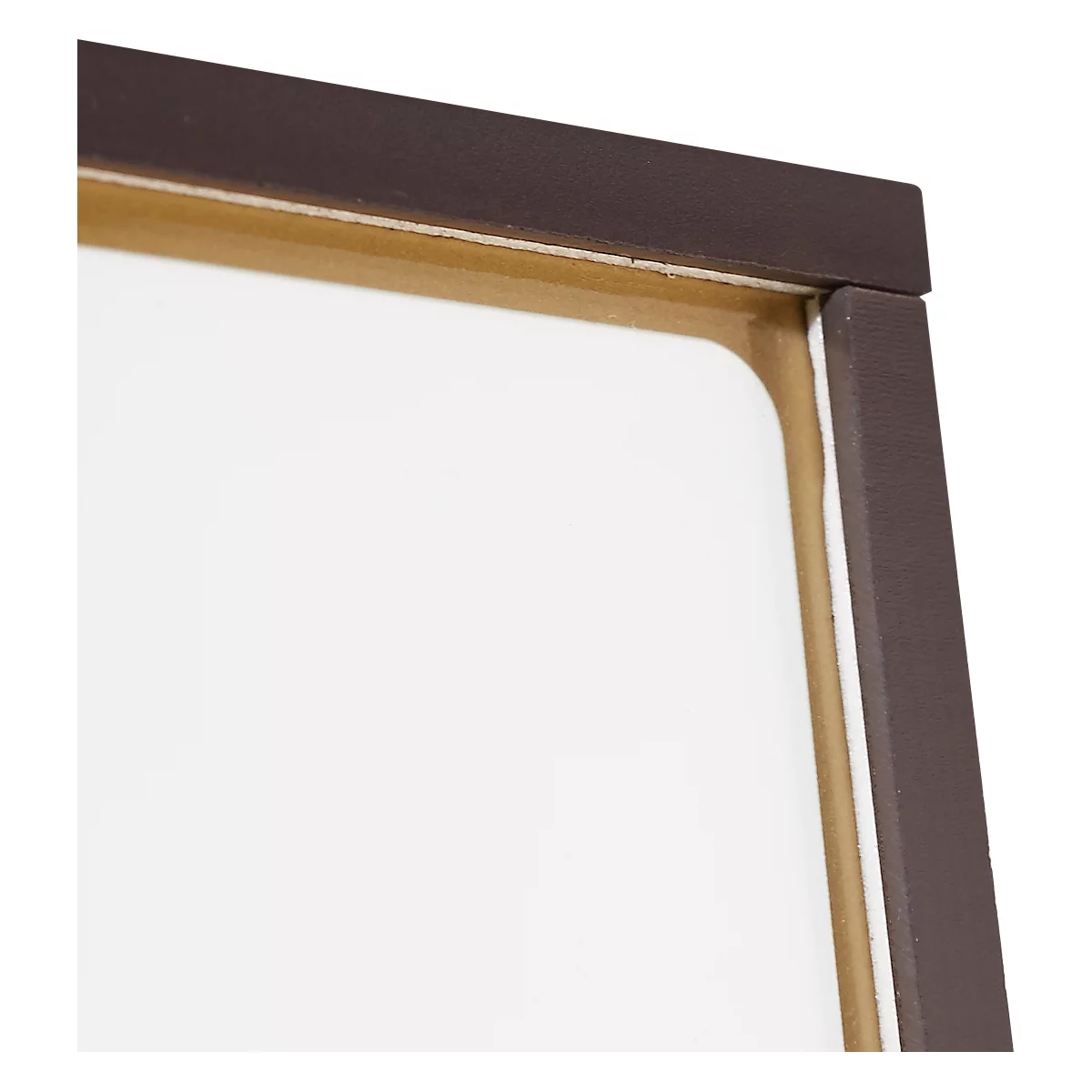 Gros plan d'un coin : Cadre marron foncé entourant une surface blanche avec espace beige.