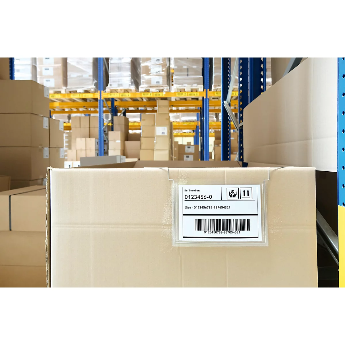 Support d'affichage transparent avec l'inscription "A5" en orange.