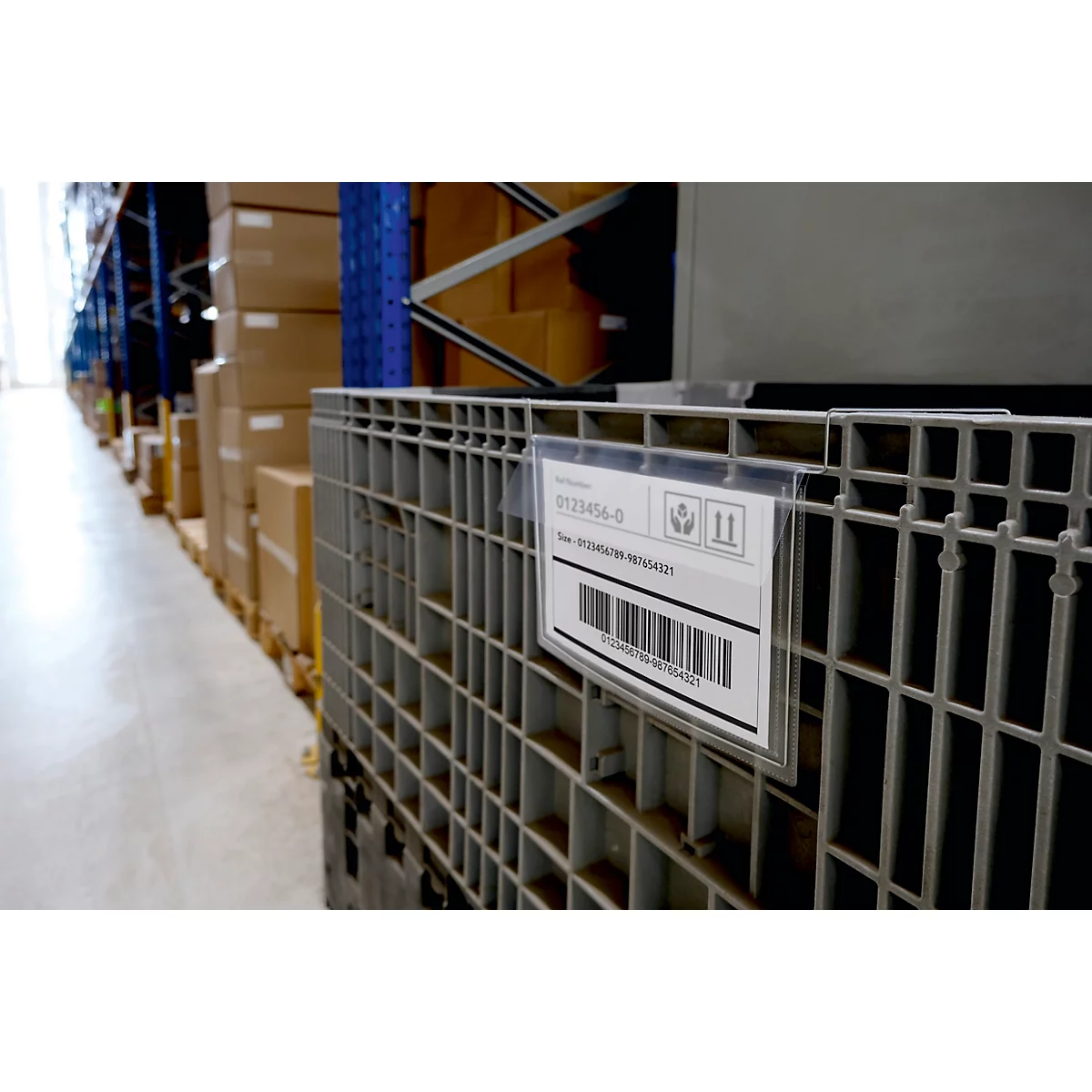 Gros plan d'une caisse de marchandises avec étiquette dans un entrepôt. L'étiquette affiche un code-barres et des informations pertinentes.